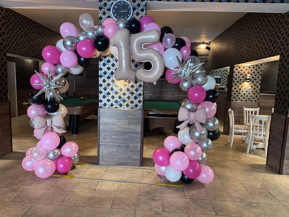 Sala pregătită cu arcadă de baloane pentru o aniversare de 15 ani