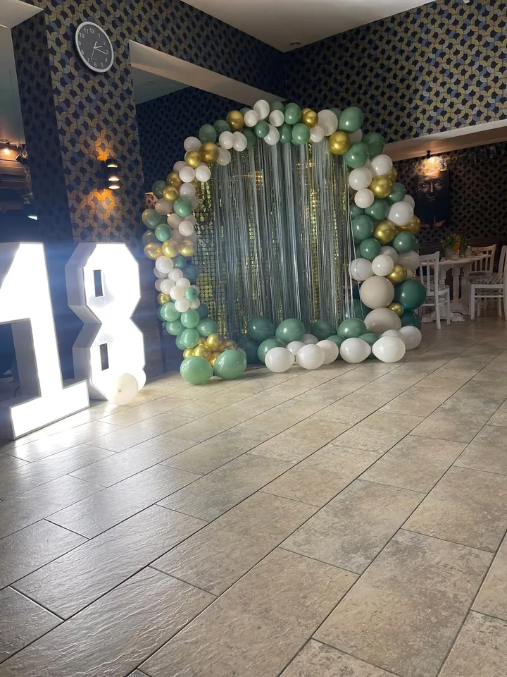 Arcadă decorată cu baloane și cifrele 18 luminoase pe ringul de dans