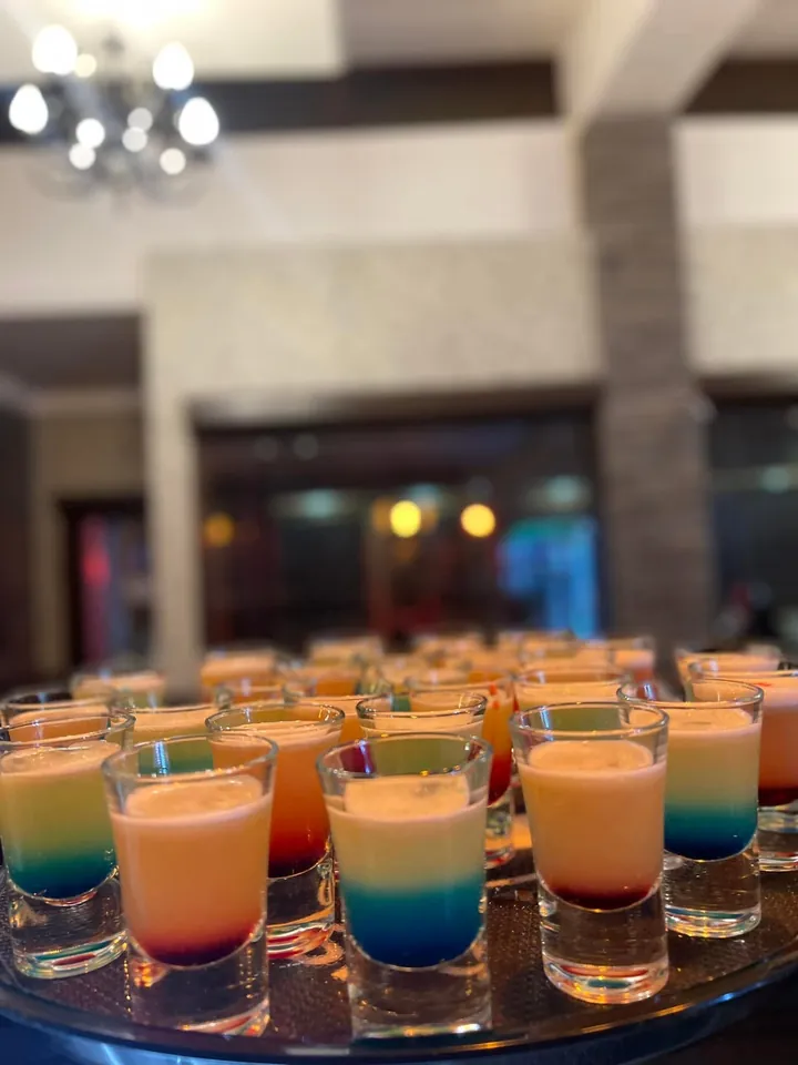 Shoturi colorate pregătite pentru petrecere